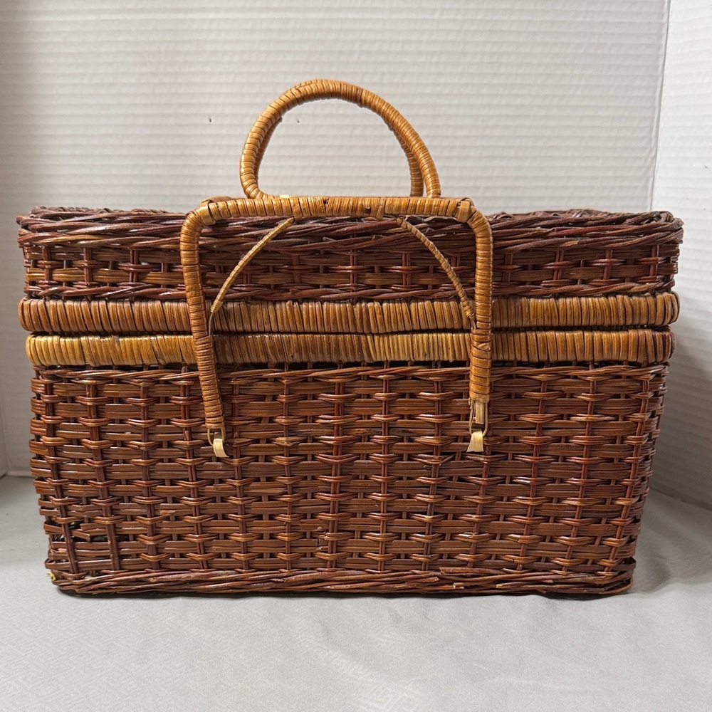 Vintage Rustic Woven Wicker Brown Picnic Basket Double Folding Locking Handles